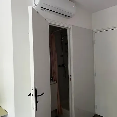 Chez Mia بيت شباب باريس